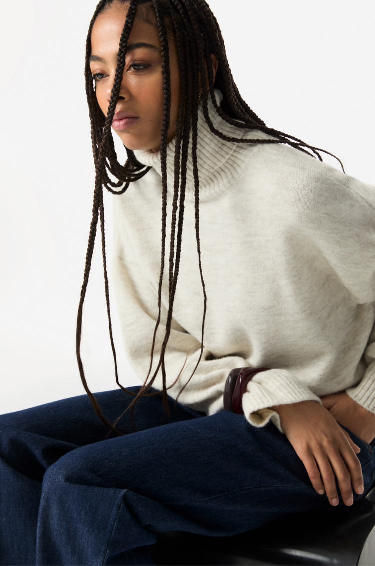 

Мягкий на ощупь джемпер с высоким воротом Pull And Bear, экрю