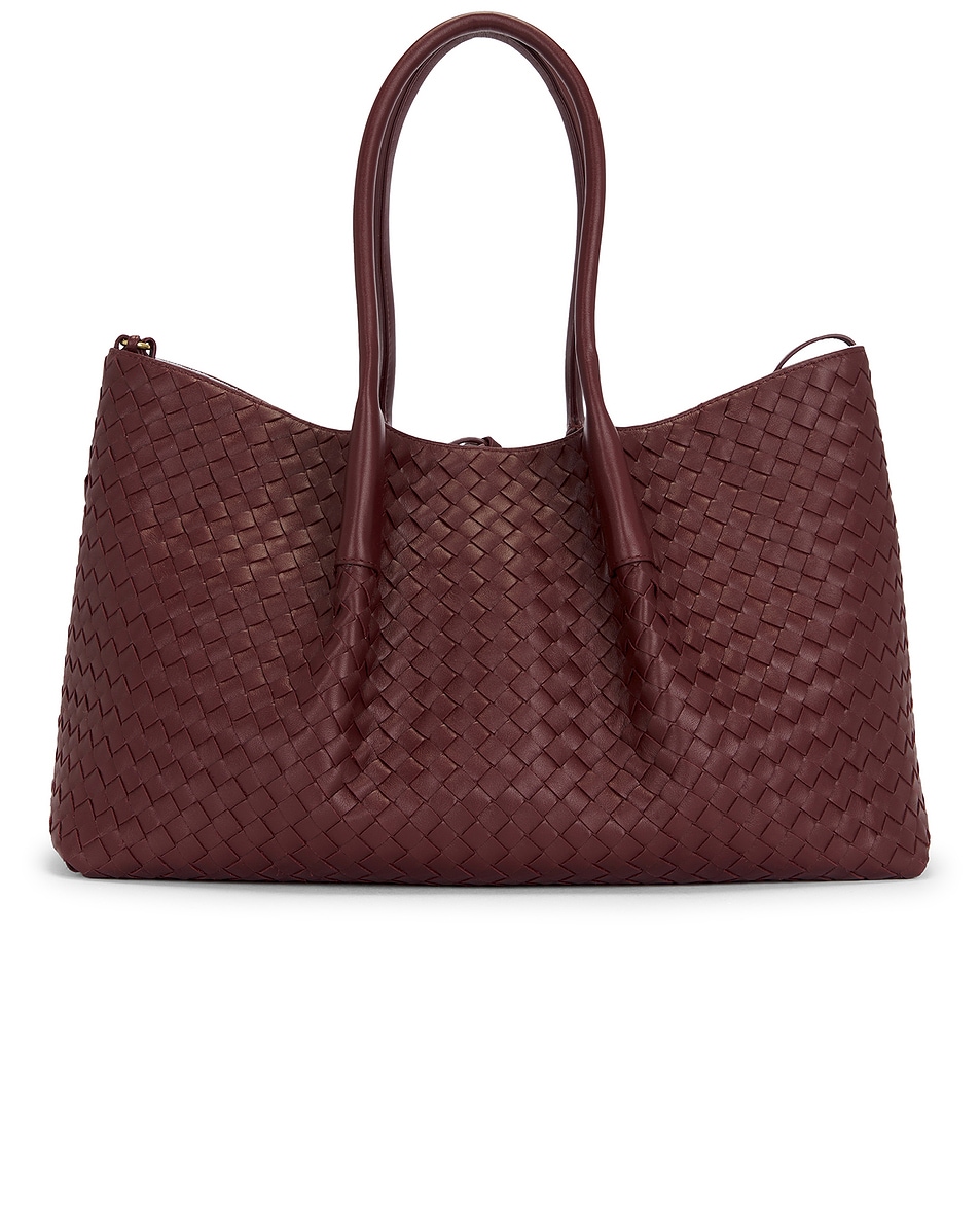 

Новая сумка-тоут Bottega Veneta, Madder Brown, Lunar, & Muse Brass