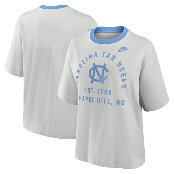 

Женская серая футболка North Carolina Tar Heels Legacy Arch Script Boxy Nike