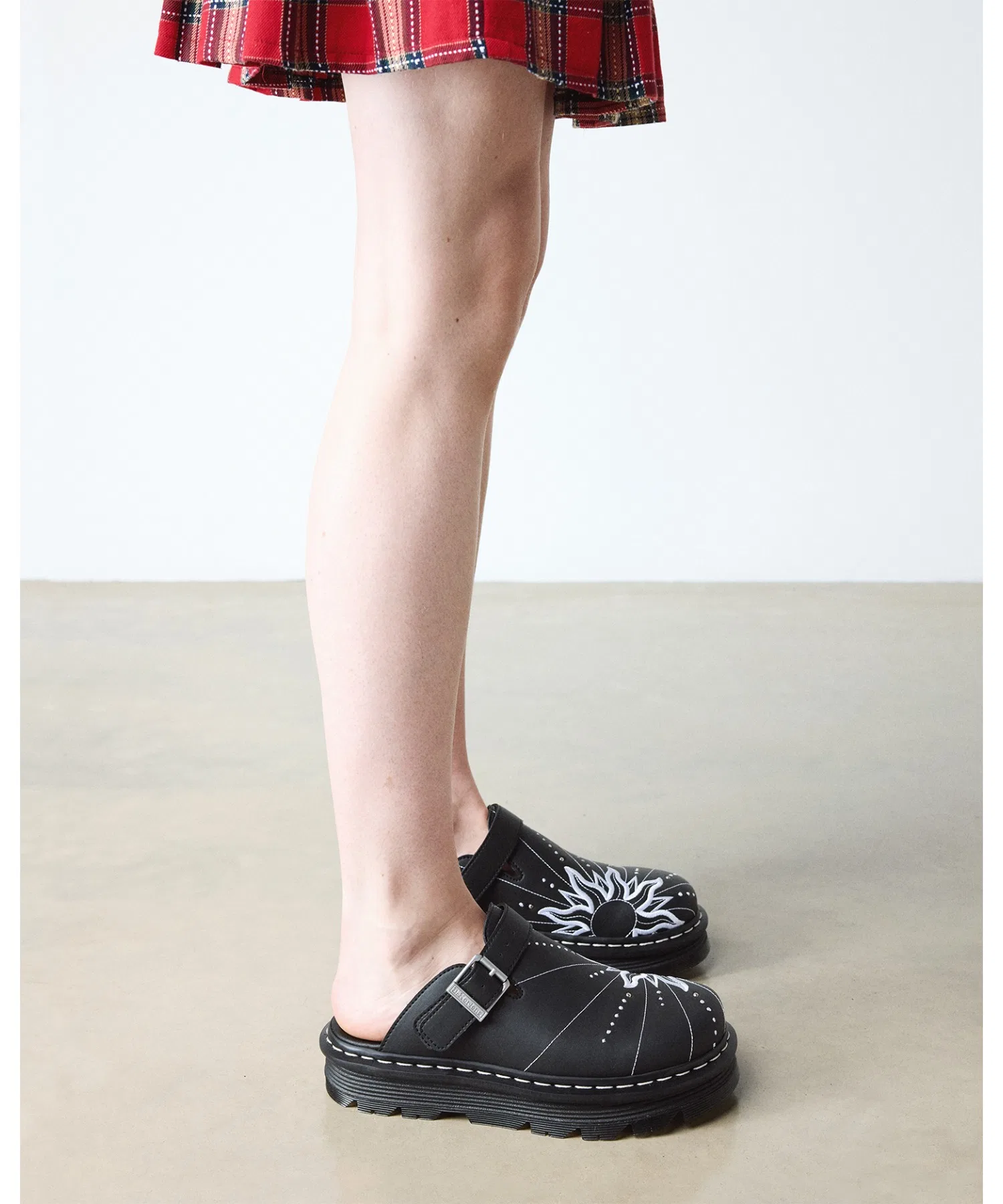 Унисекс мюли Dr. Martens ZEBZAG из кожи с вышивкой чёрные — фото 4