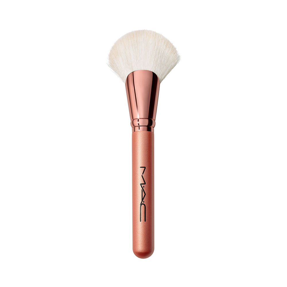 

Веерообразная кисть 143s bronzer fan brush Mac, количество 1 шт.