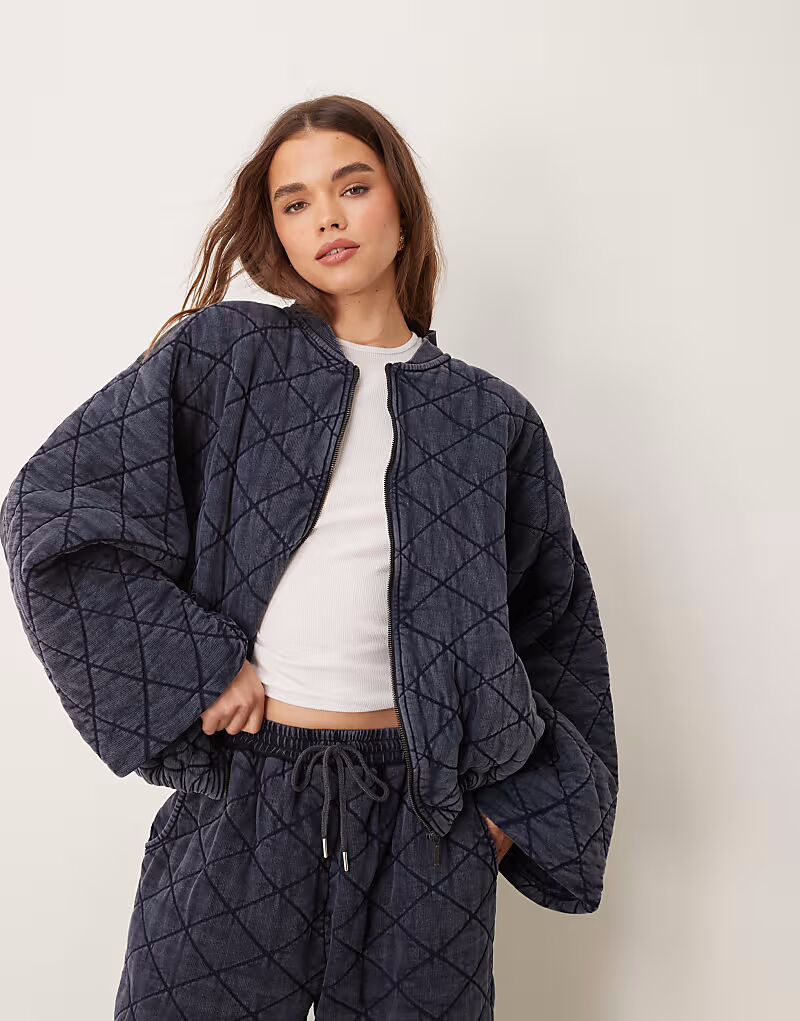 

Стеганая куртка из джерси ASOS EDITION серого цвета с эффектом кислотной стирки и молнией, комплект