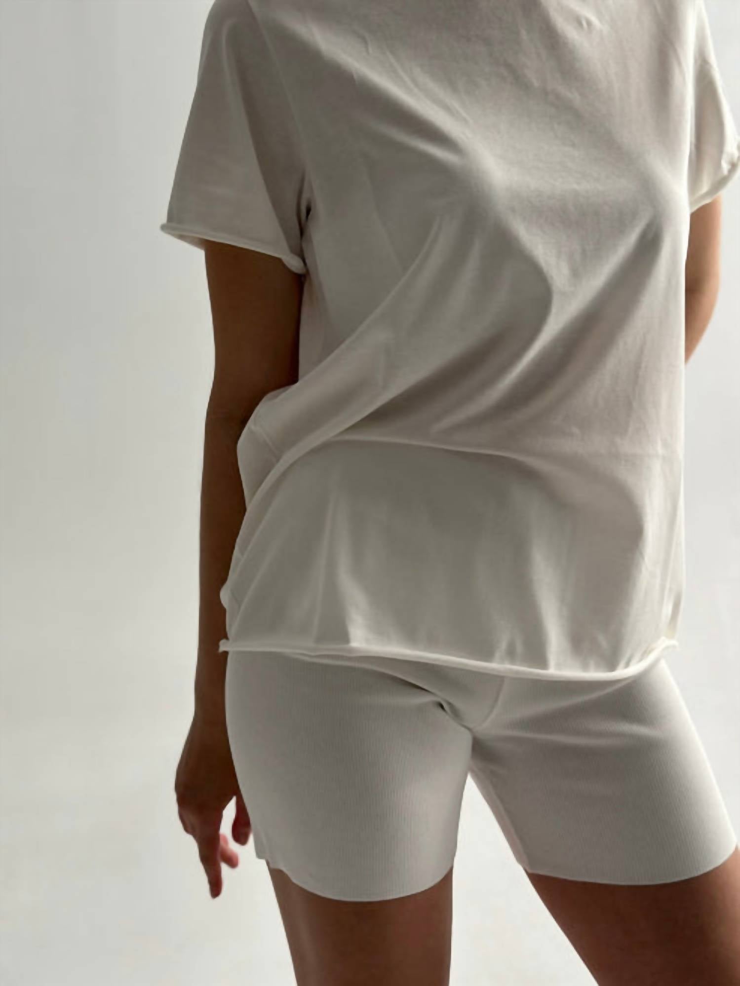 

Женская футболка белая A Basic Brand