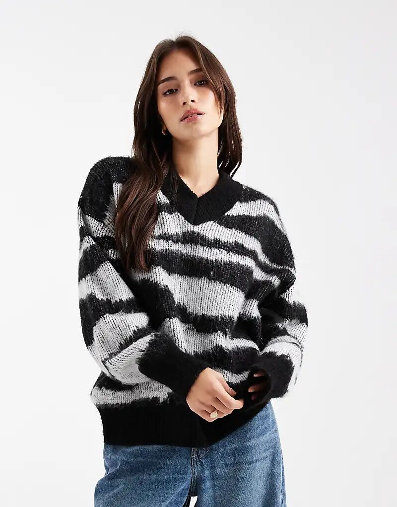 

Джемпер свободного кроя ASOS DESIGN с V-образным вырезом и однотонным зебровым узором