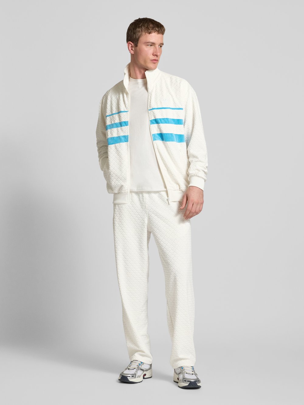 

Тренировочная куртка с фактурным рисунком adidas Originals, белый