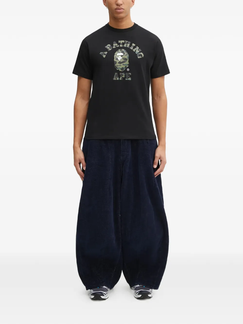 Футболка с принтом логотипа college и камуфляжным узором 1st camo A BATHING APE, черный — фото 2