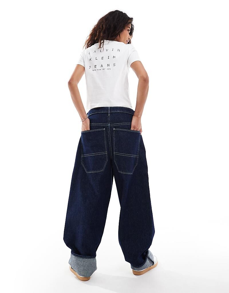 

Calvin Klein Jeans – белая приталенная футболка с логотипом