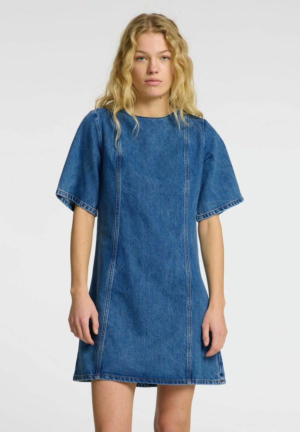 

Джинсовое платье KURZARM Selected Femme, цвет Medium Blue Denim