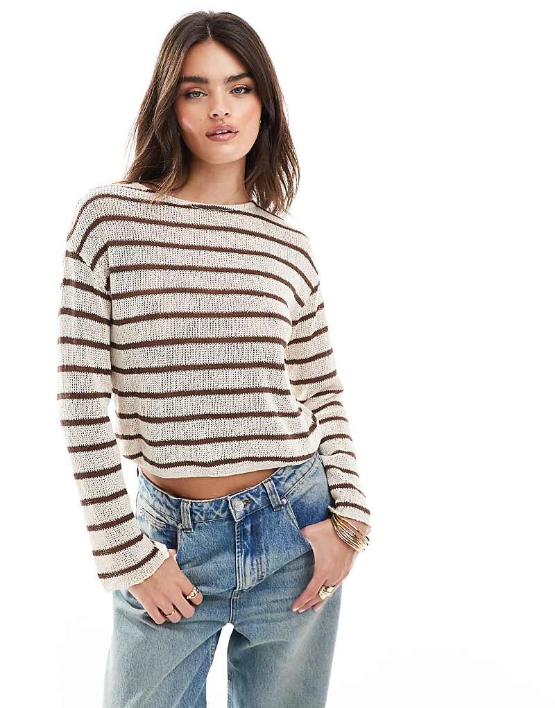 

Pull&Bear – коричневый вязаный свитер нежной полосатой ткани