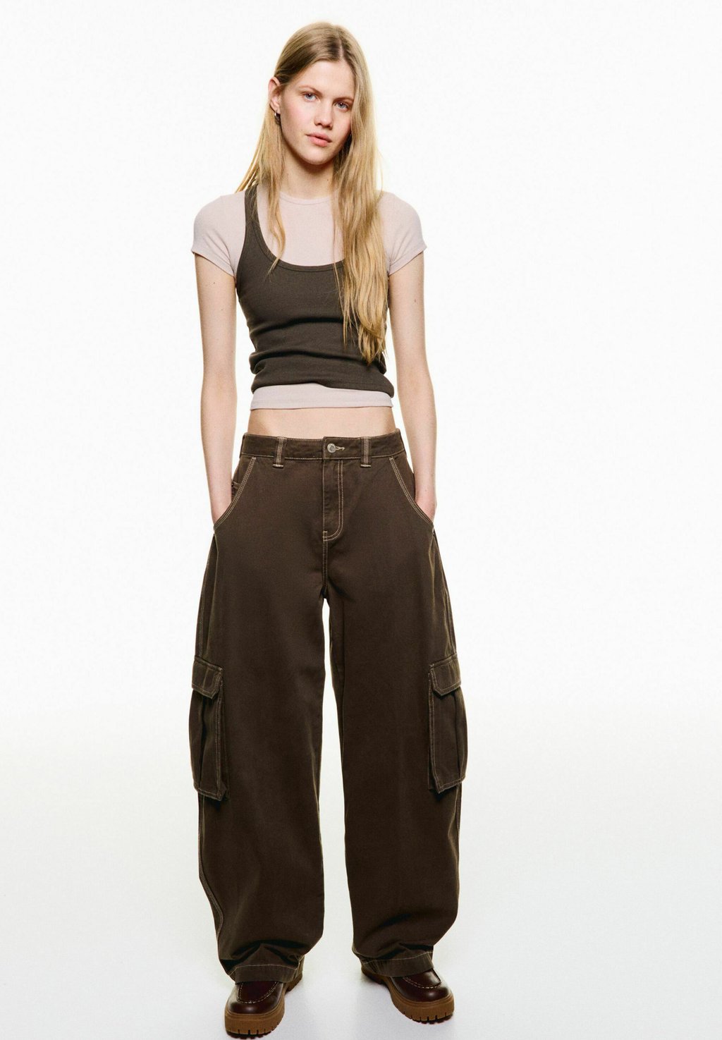 

Брюки карго BARREL UTILITY Bershka, темно-коричневый