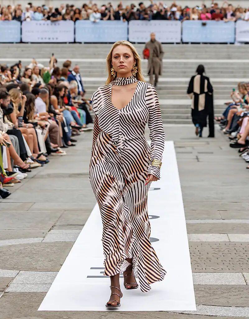 

Длинное платье Topshop с длинными рукавами, оборками и шарфом-накидкой в ​​абстрактную полоску