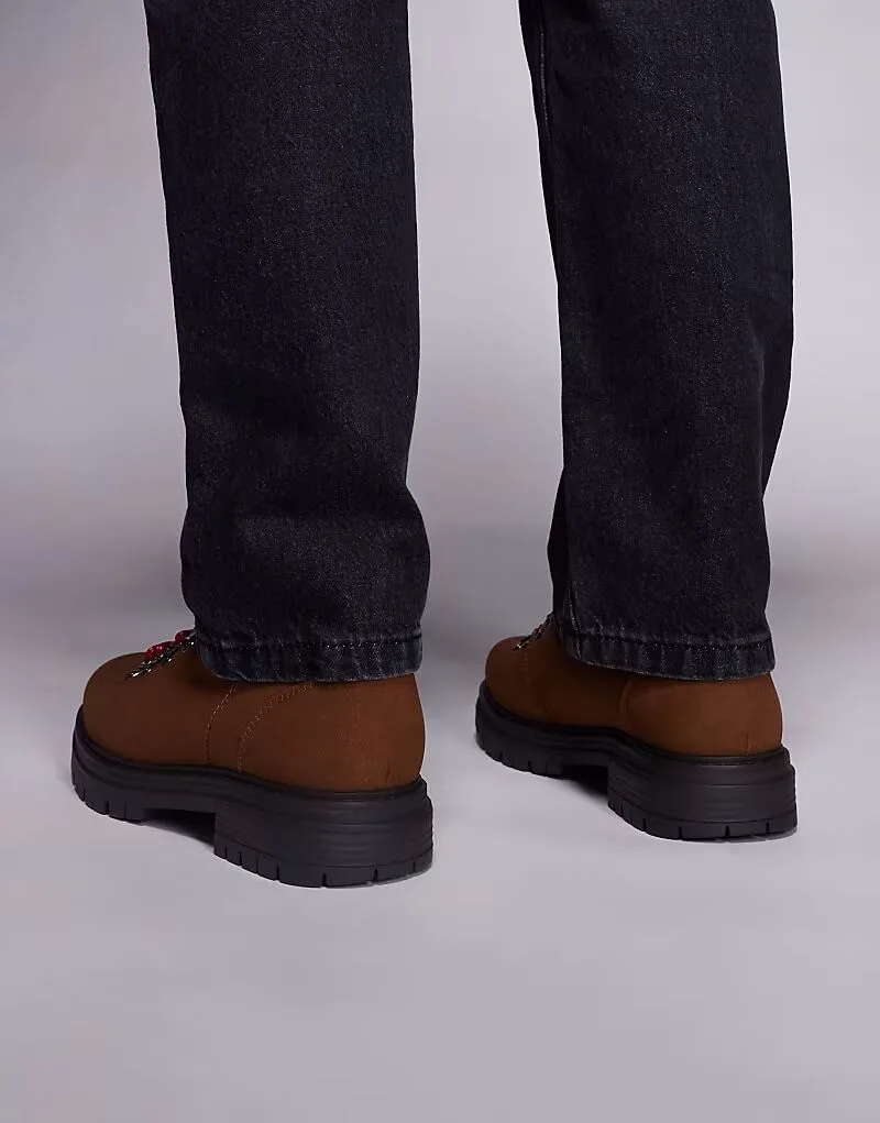 Походные ботинки ASOS DESIGN на шнуровке из замши бежевого цвета на рифленой подошве — фото 4