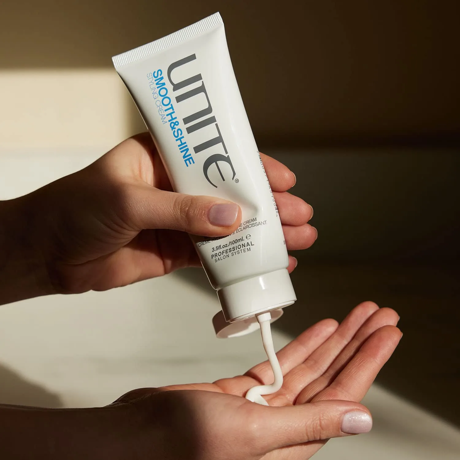 UNITE Hair - SMOOTH&SHINE Cream - крем для укладки, разглаживающий и придающий блеск, контролирует пушистость и защищает от ультрафиолета и термовоздействия - 100 г — фото 4