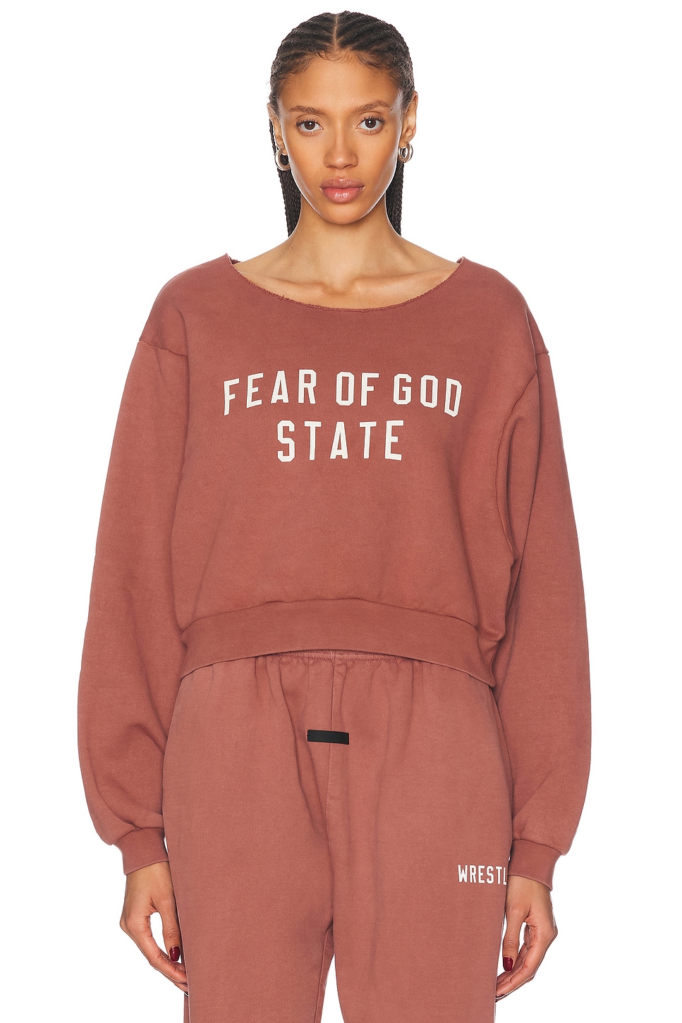 

Укороченный свитшот Fear of God ESSENTIALS, цвет Crimson