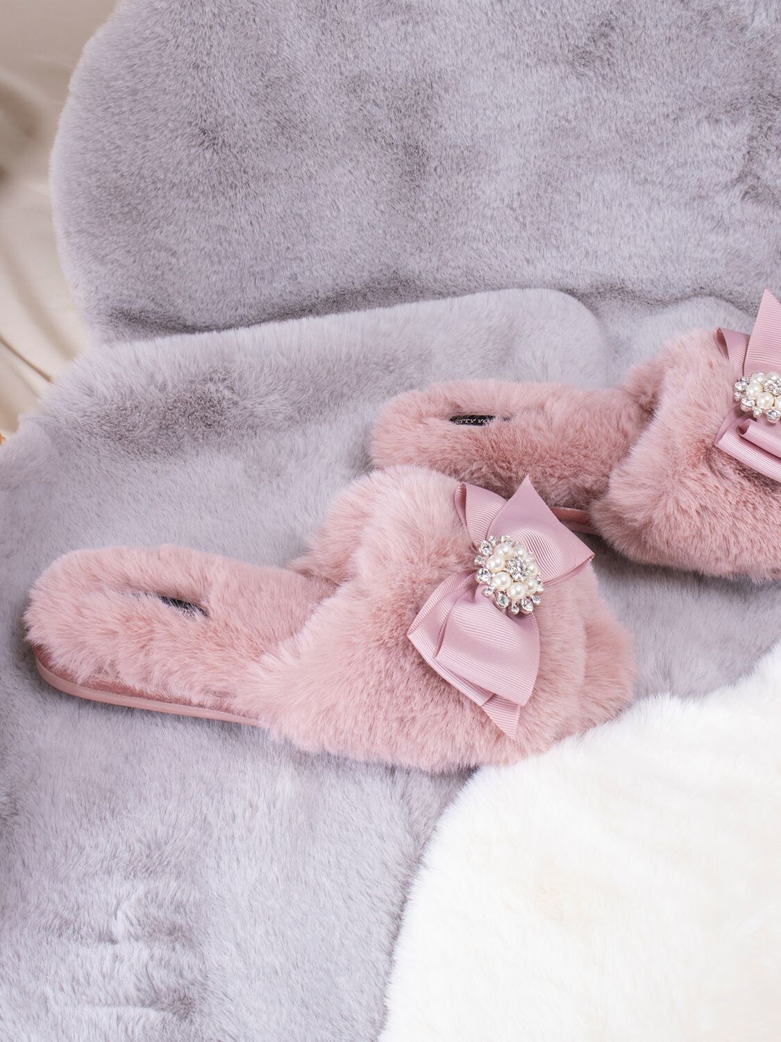 Тапочки из искусственного меха Pretty You London Anya, розовые — фото 4