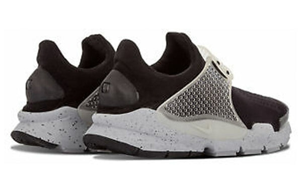 Фрагмент кроссовок x вытачка на носке Nike, черный — фото 3