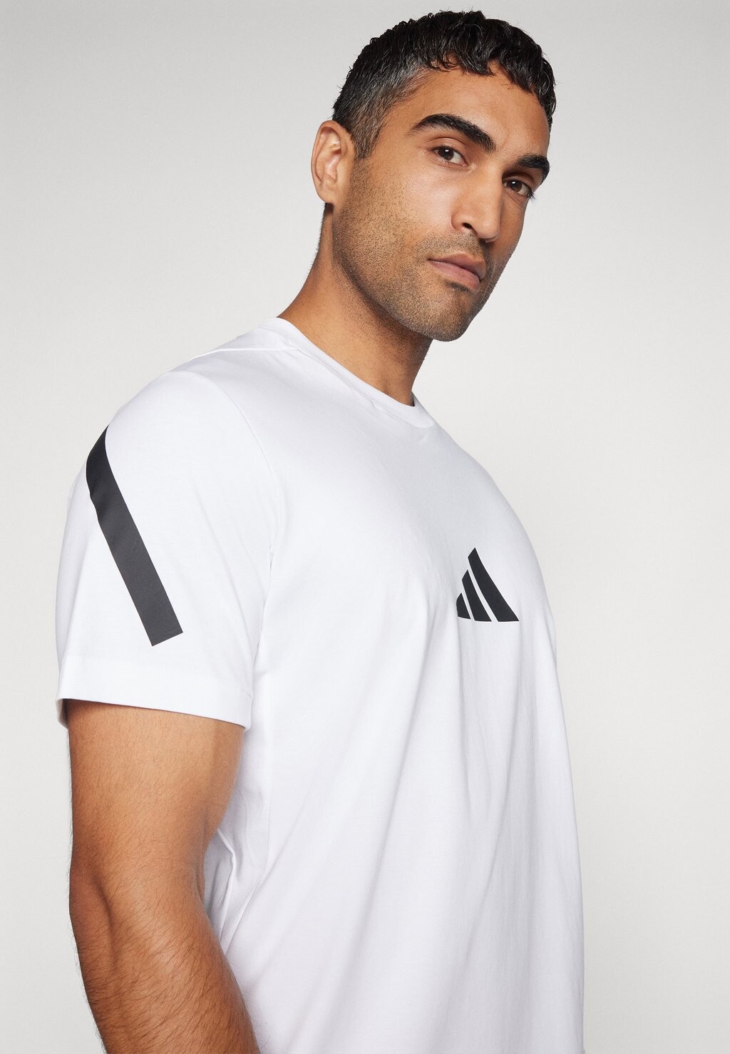 

Футболка с принтом Z.N.E. adidas Sportswear, белый