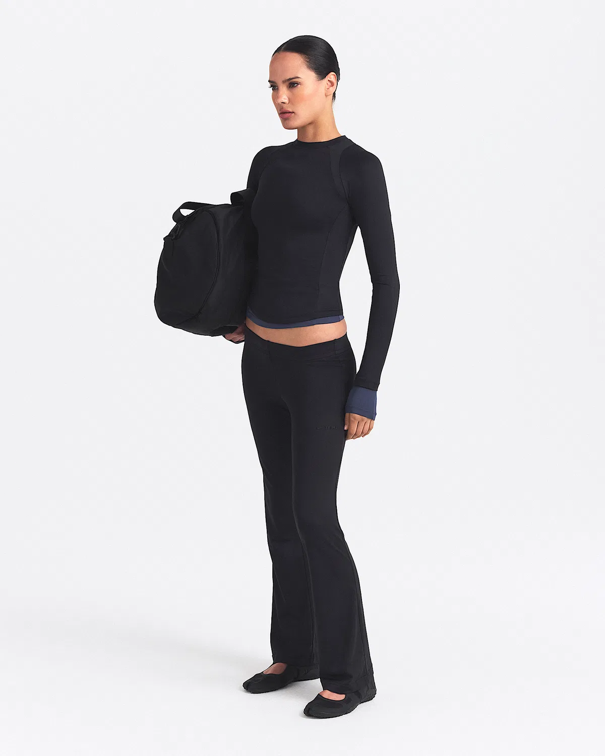 Женские брюки NikeSKIMS Airy с заниженной талией, мини-клеш, NSKM Obsidian/NSKM Obsidian — фото 3