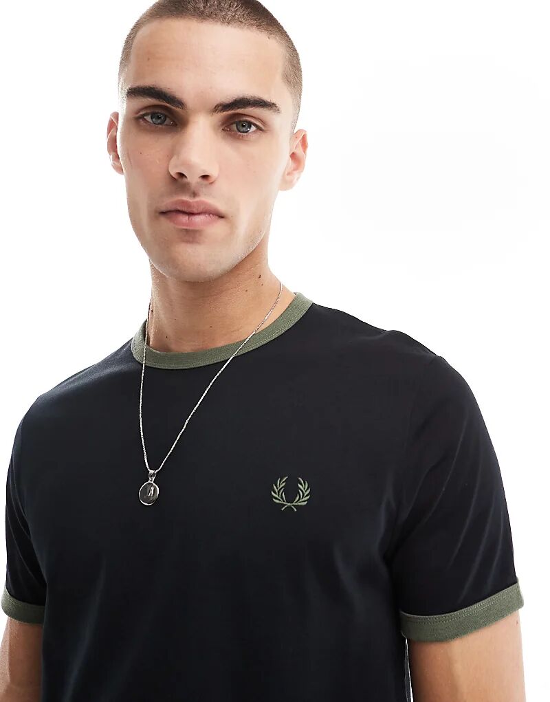 

Футболка рингера черного цвета с зеленой окантовкой Fred Perry