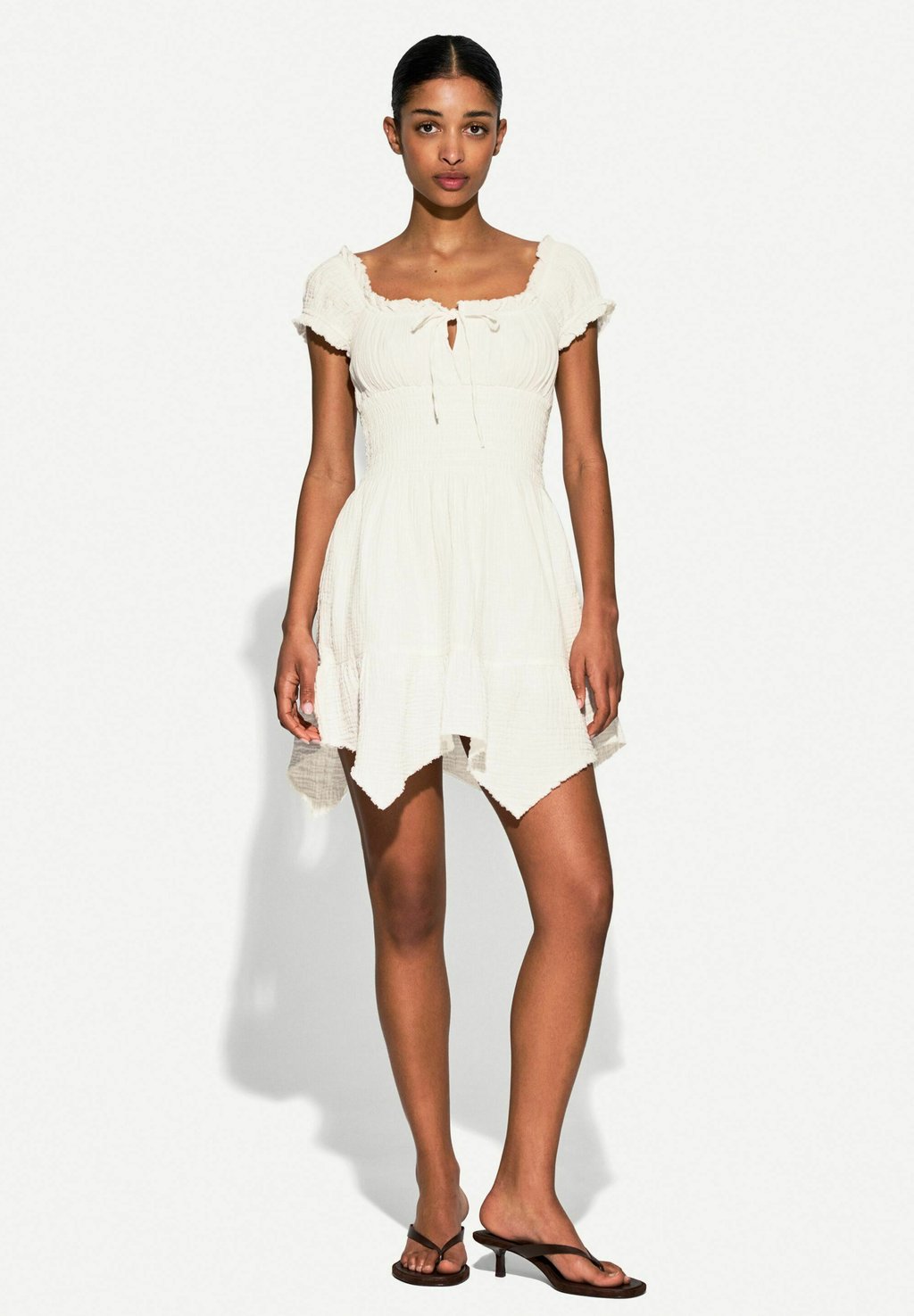 

Повседневное платье RUSTIC TEXTURED MINI Bershka, белый