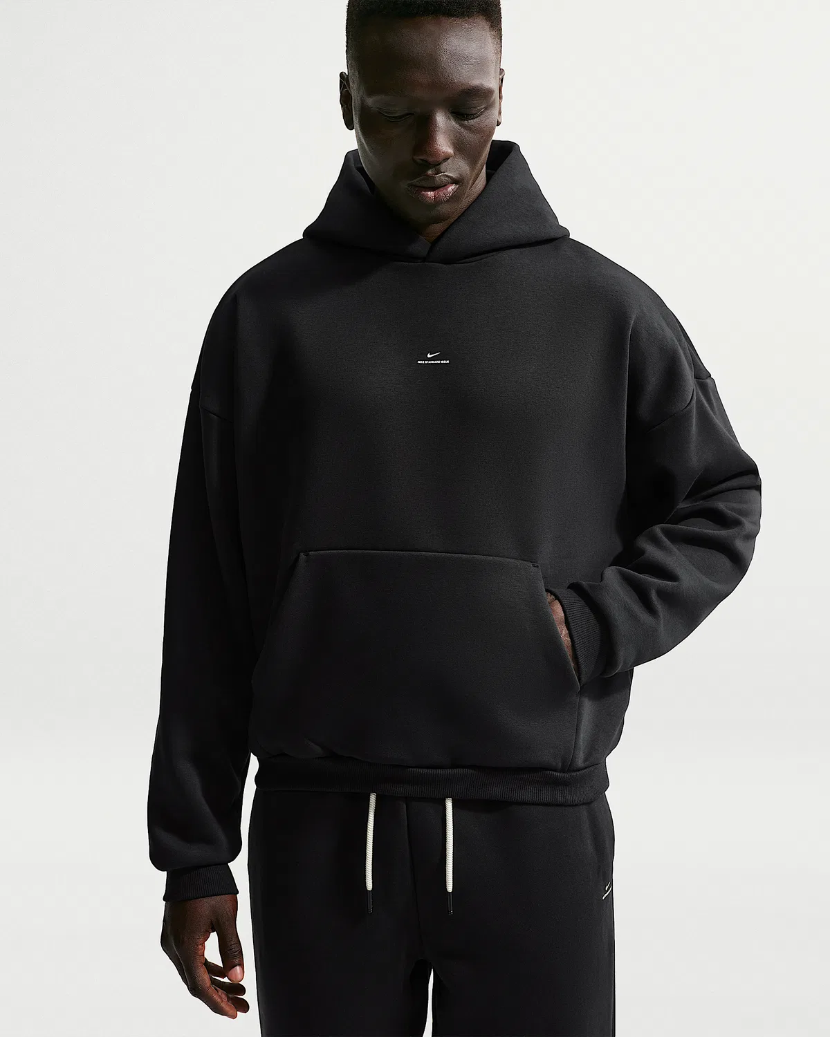 Мужская флисовая баскетбольная худи-пуловер Nike Standard Issue Therma-FIT, Black/Pale Ivory