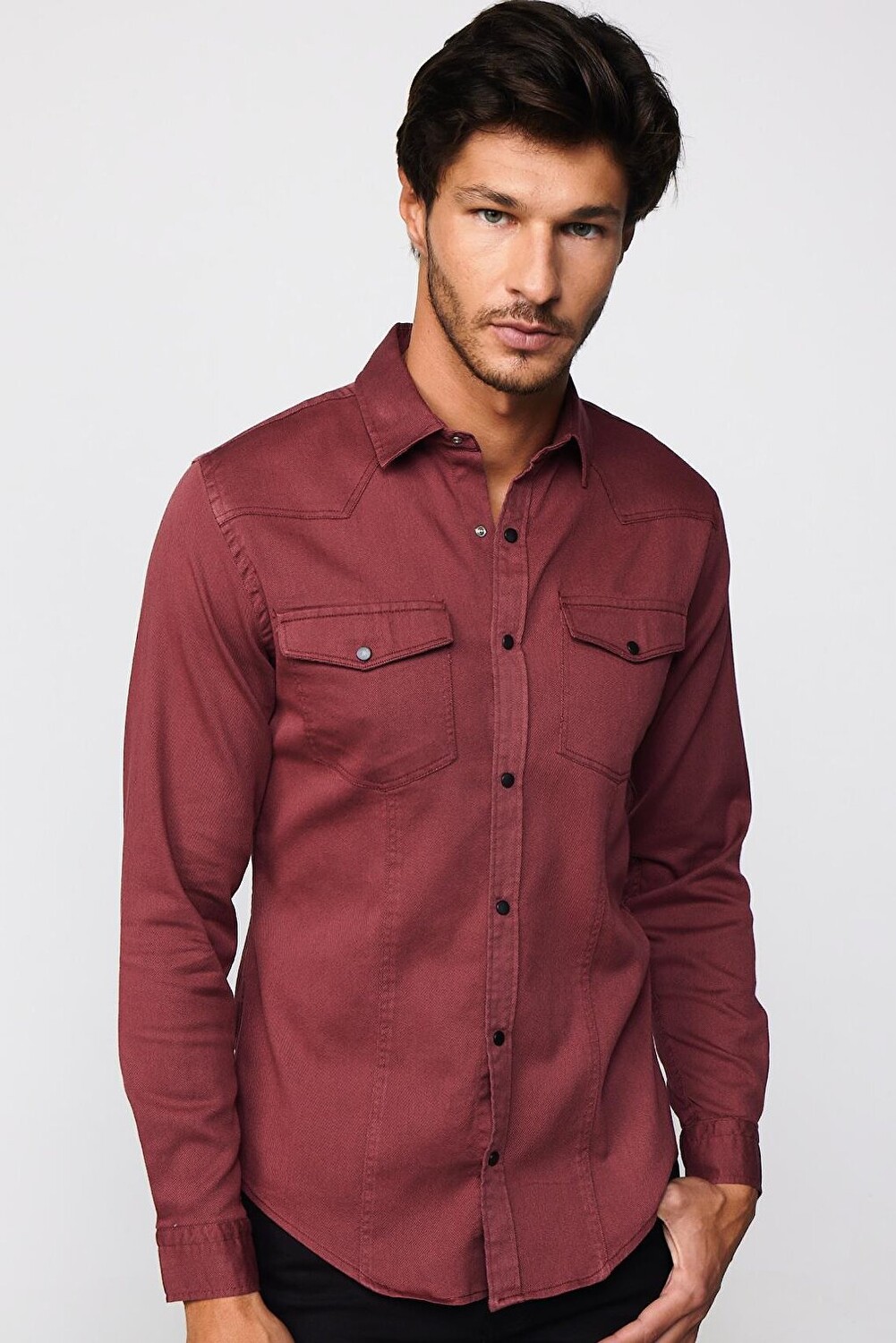 

Slim Fit повседневная джинсовая бордово-красная мужская рубашка TUDORS
