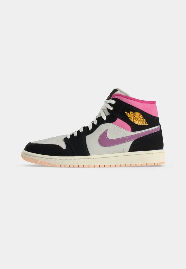 Кроссовки высокие Jordan Air 1 Mid SE, черный/университетский золотой/парус/розовый/ледяной кармин/малиновый оттенок — фото 2