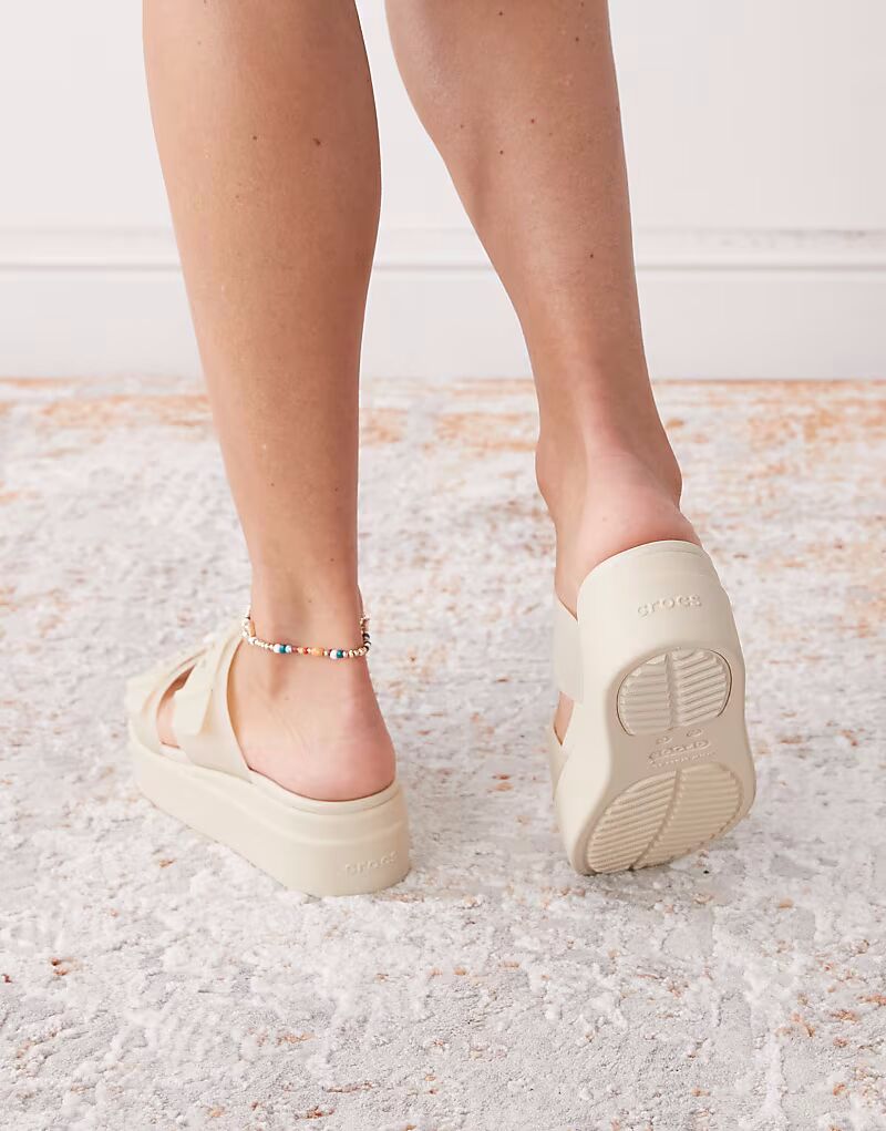 Туфли Crocs Brooklyn на низкой танкетке с пряжкой белого цвета — фото 3