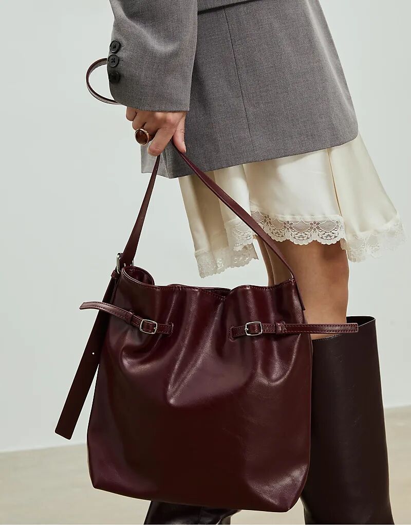 

Сумка Stradivarius через плечо с пряжкой бордового цвета