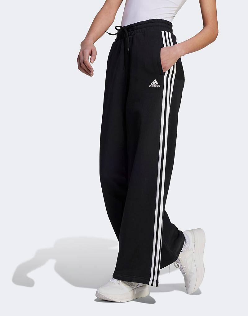 

adidas – Essentials – Широкие махровые спортивные брюки черного цвета с тремя полосками