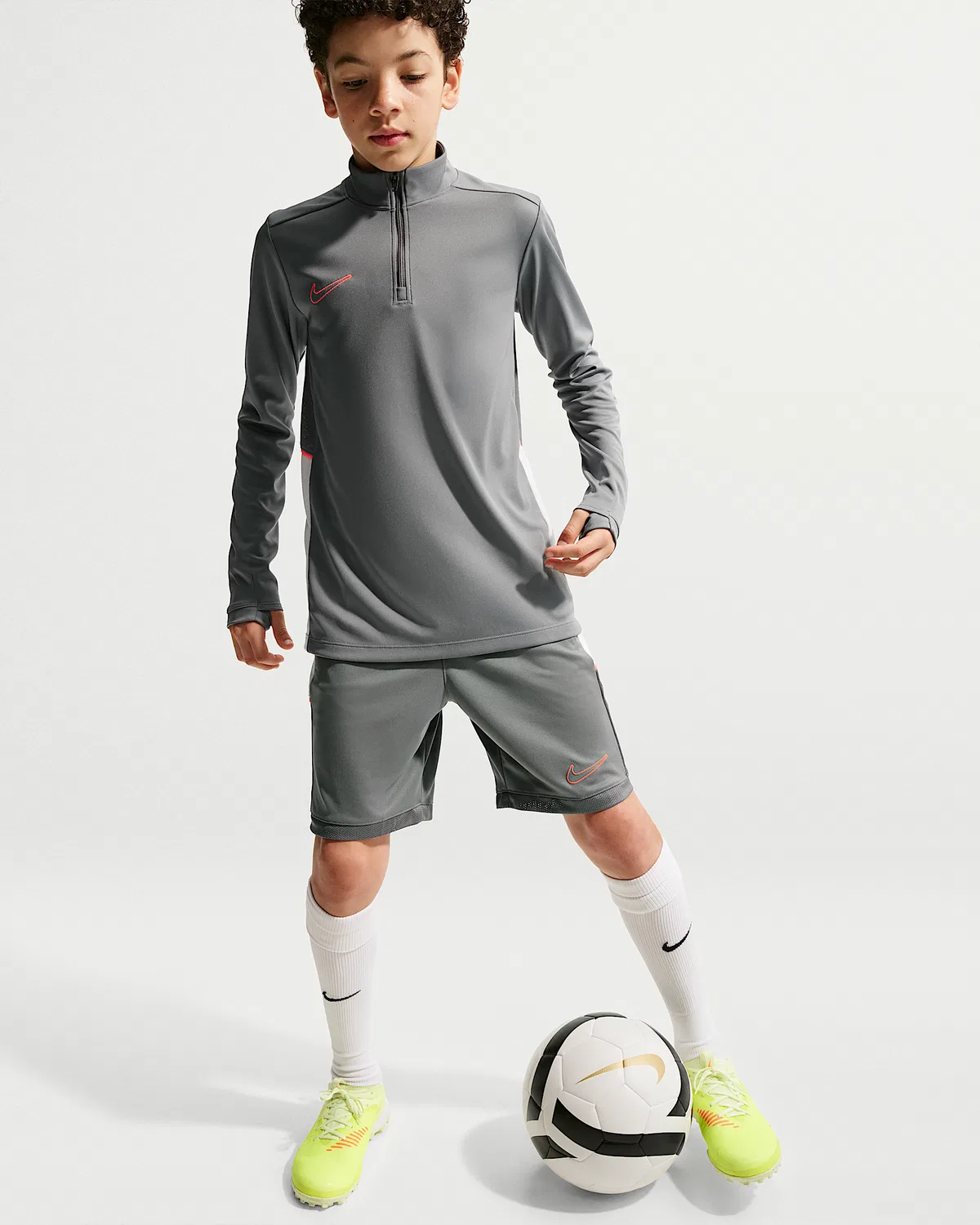 Детские футбольные шорты Nike Academy Dri-FIT, Smoke Grey/White/Hot Punch/Hot Punch — фото 4