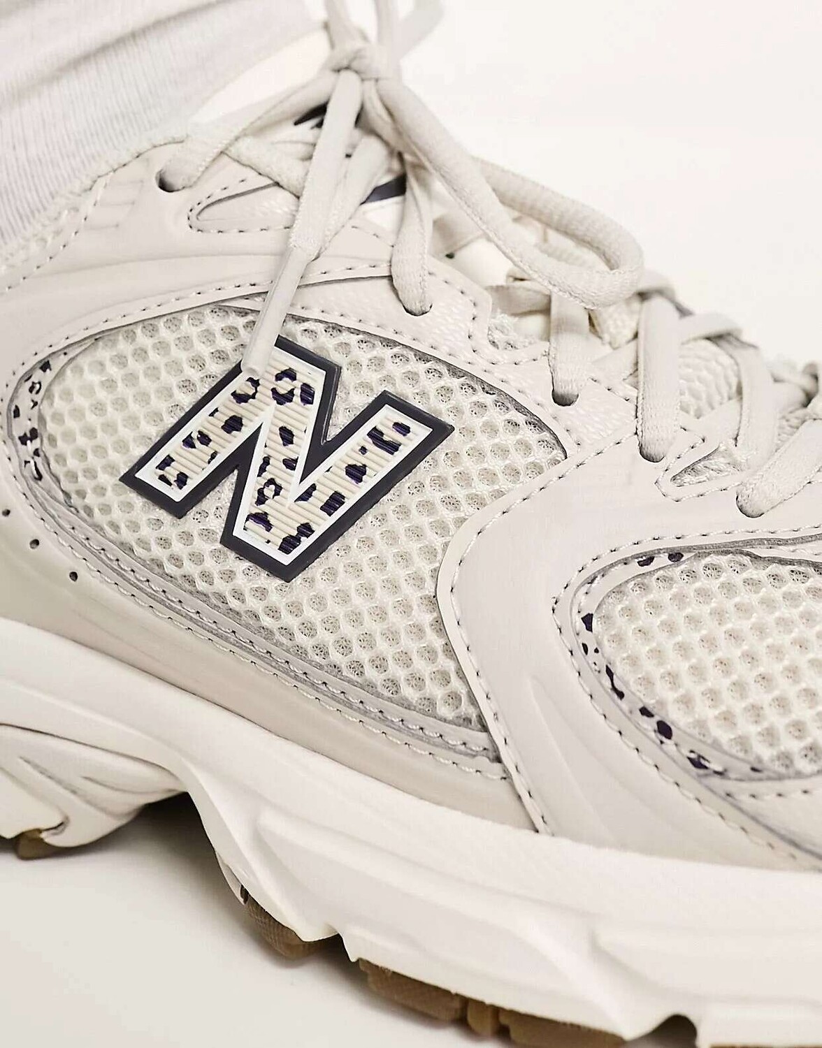 Кроссовки New Balance 530 бежевого цвета с леопардовым принтом — фото 3