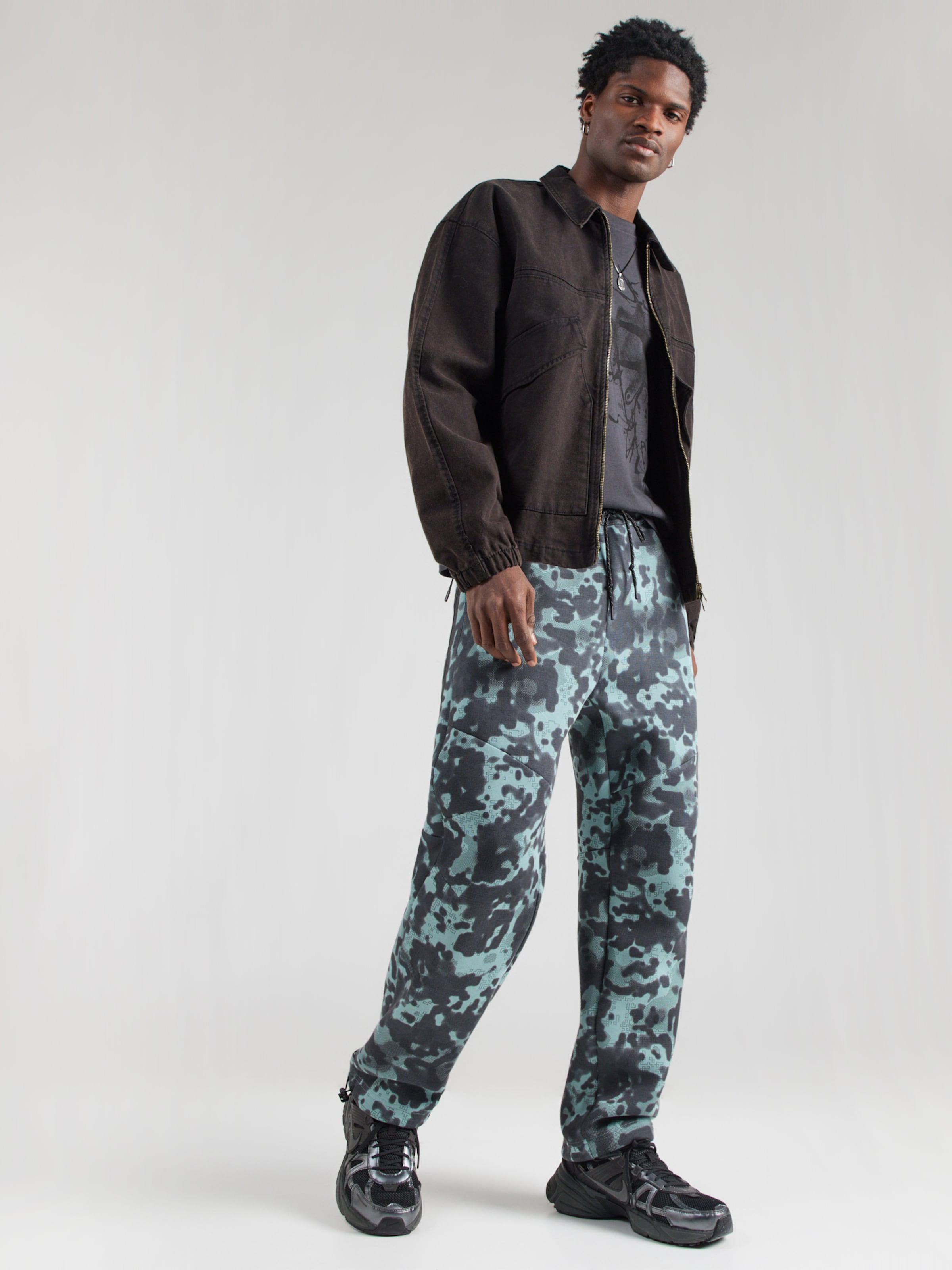 Nike Sportswear Штаны Regular 'Tech Fleece' в зеленом цвете — фото 4