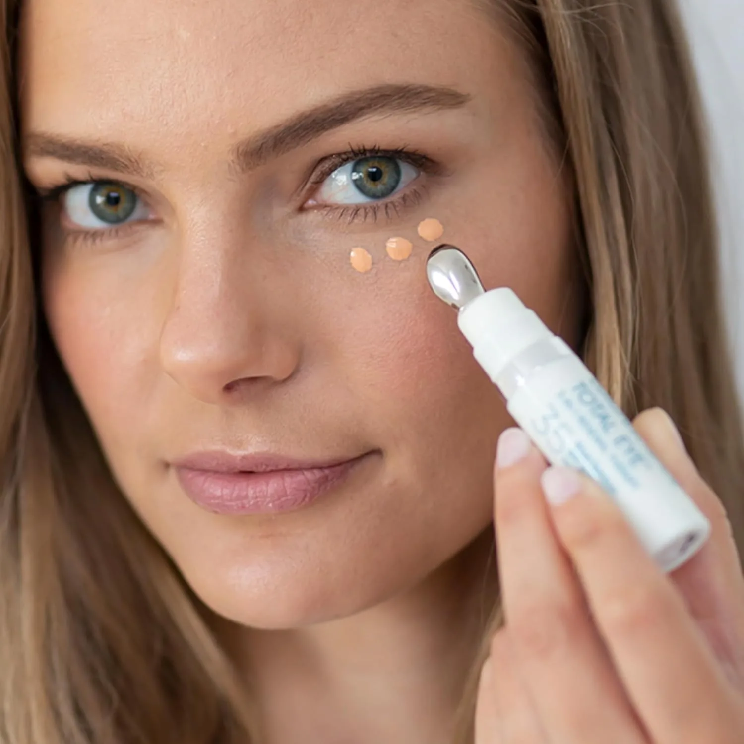 Colorescience Total Eye 3-in-1 Renewal Therapy SPF 35, защита от широкого спектра UVA/UVB-лучей, клинически доказанная коррекция цвета и осветление, охлаждающий аппликатор для уменьшения отечности. 1 штука (1 шт.), Medium — фото 3