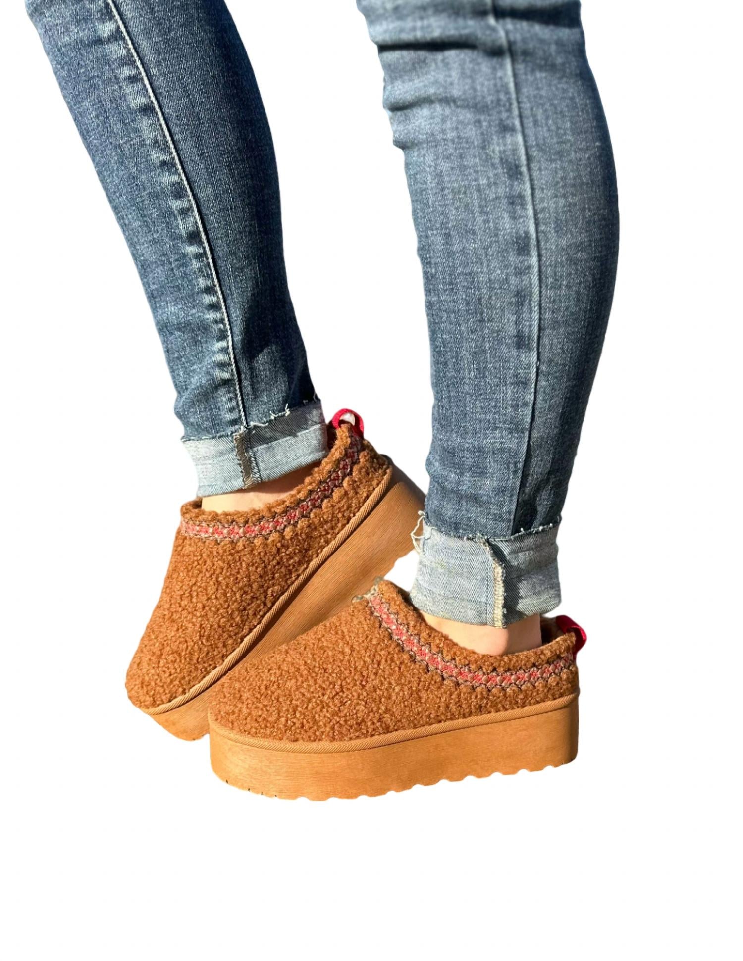 Утренние тапочки Sherpa коричневого цвета Forever Shoes