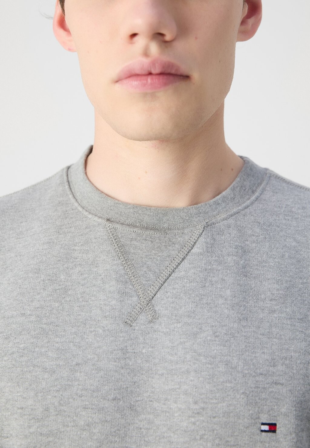 Толстовка ESSENTIAL CREWNECK Tommy Hilfiger, цвет Mottled Grey — фото 4
