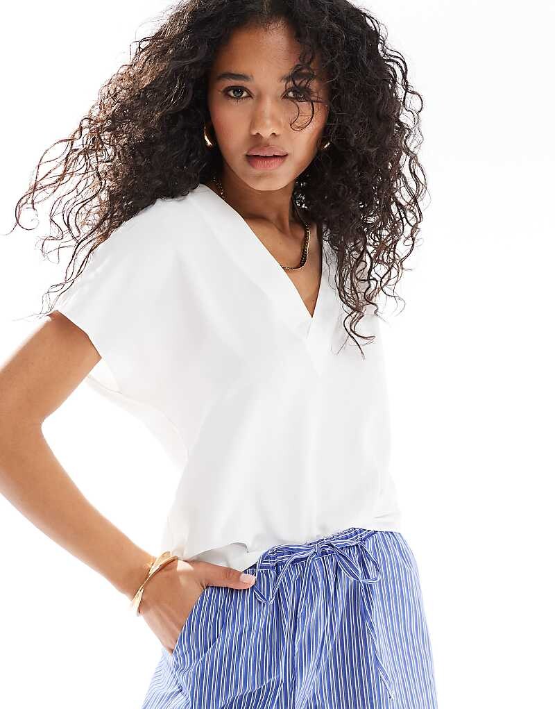 

ASOS DESIGN – топ цвета слоновой кости с V-образным вырезом и короткими рукавами