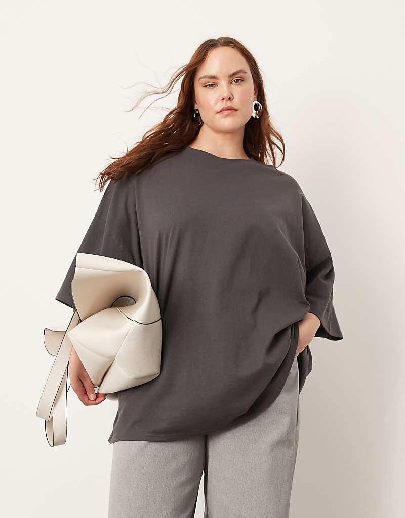 

Темно-серая оверсайз-футболка премиум-класса ASOS EDITION Curve