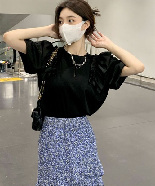 

Urge： Топ с короткими рукавами, комбинированный материал, оборки на плечах, Urge, черный