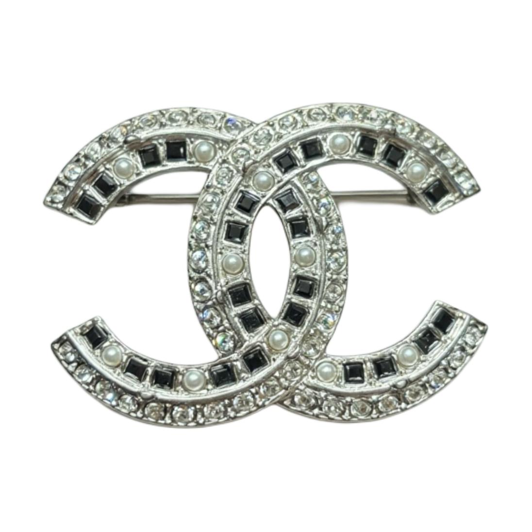 

CHANEL Металлическая брошь женская серебристая