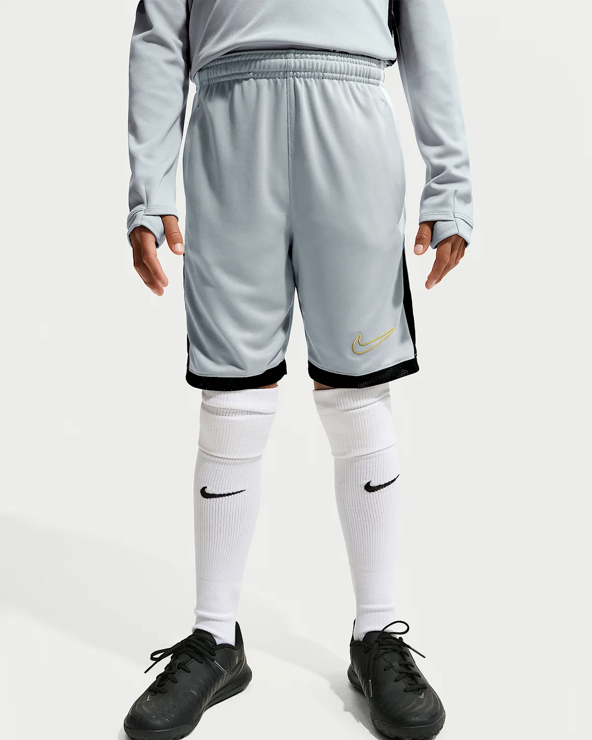 Детские футбольные шорты Nike Academy Dri-FIT, Light Smoke Grey/White/Black/Metallic Gold — фото 2