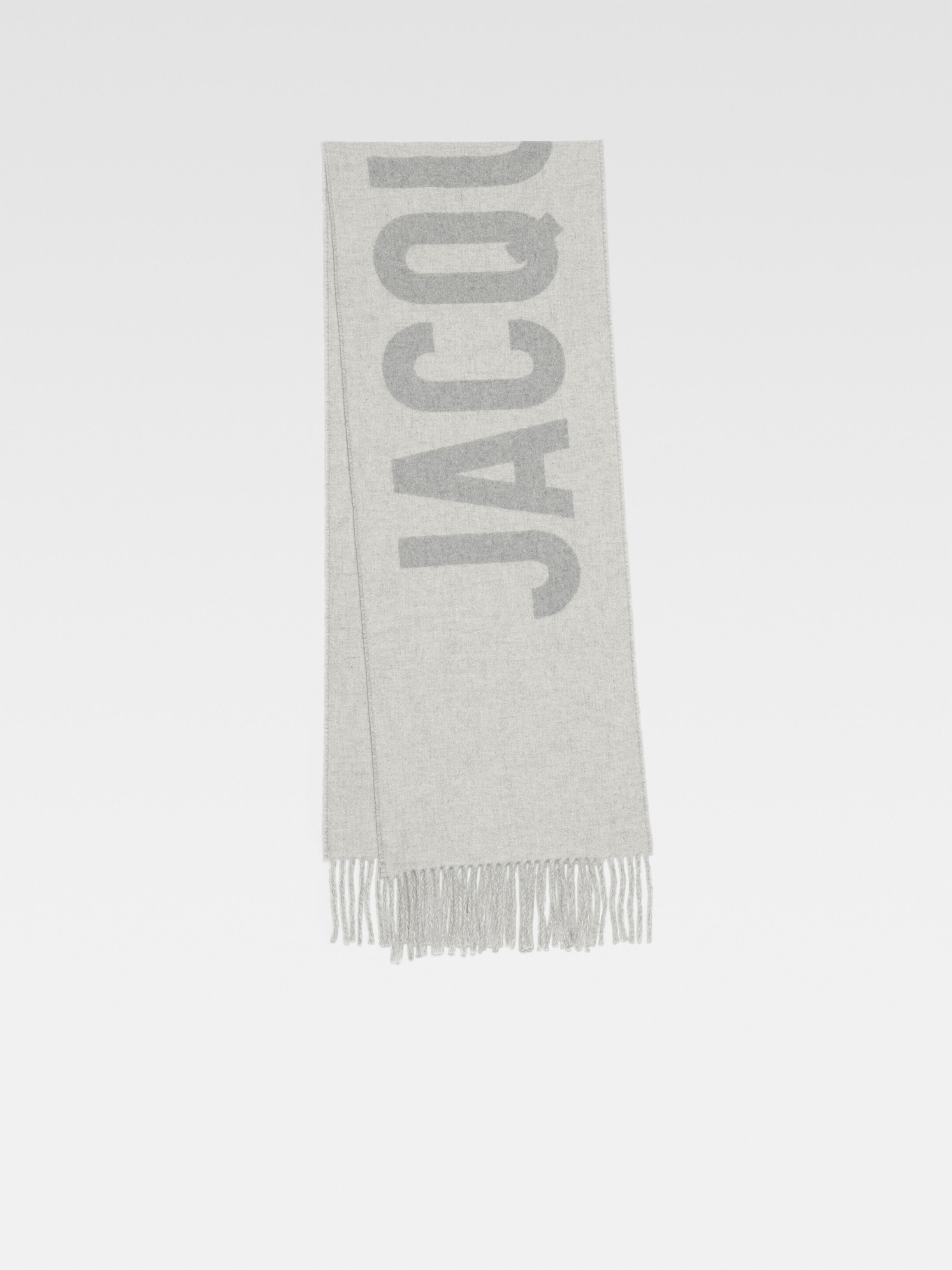 

Шарф с бахромой и логотипом JACQUEMUS The Jacquemus scarf, серый