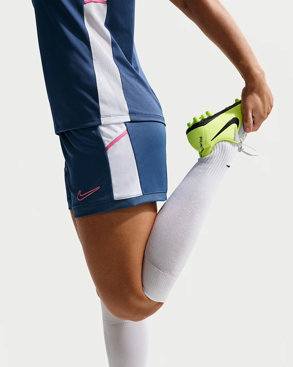 Женские футбольные шорты Nike Academy Dri-FIT 4", Mystic Navy/White/Pinksicle/Pinksicle — фото 4