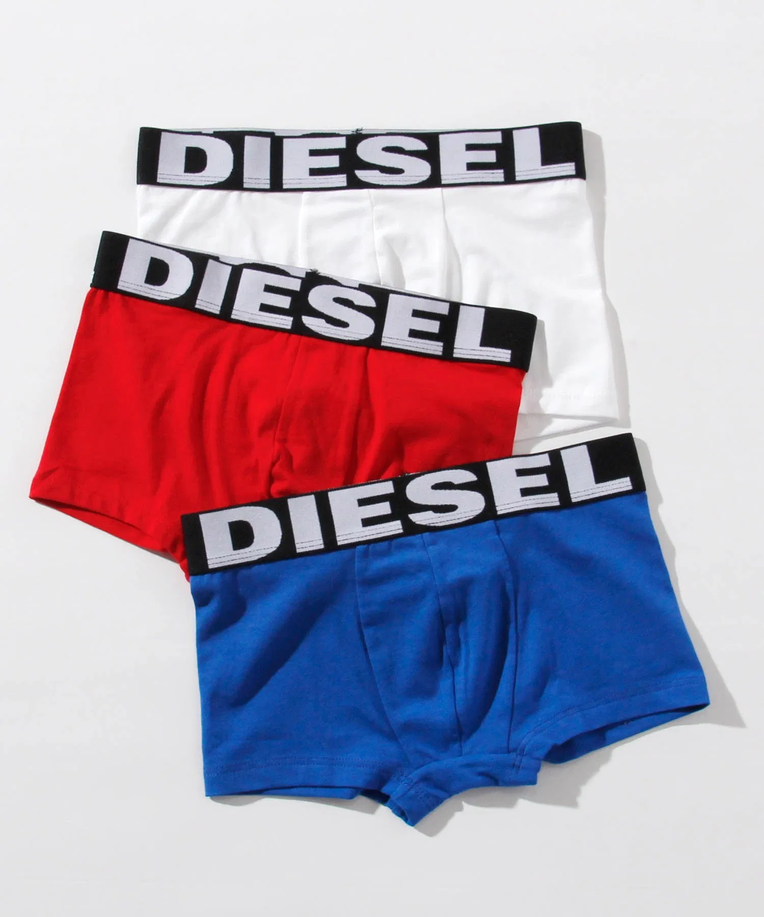 Комплект из трех предметов: трусы-боксеры с логотипом бренда DIESEL для детей и подростков.