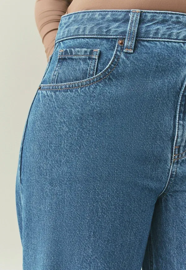 Джинсы Next Petite fit hourglass wide leg jeans, расслабленная посадка, вышивка, средне-голубой деним — фото 4