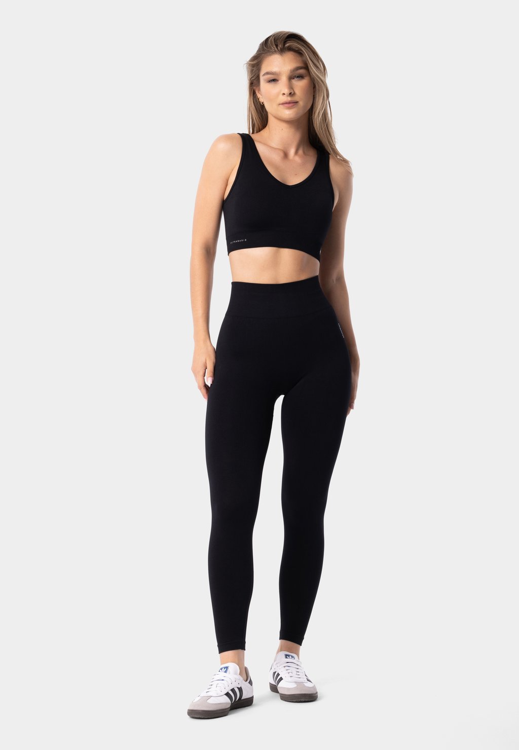 

Спортивный бюстгальтер средней поддержки SIMPLY SEAMLESS carpatree, черный