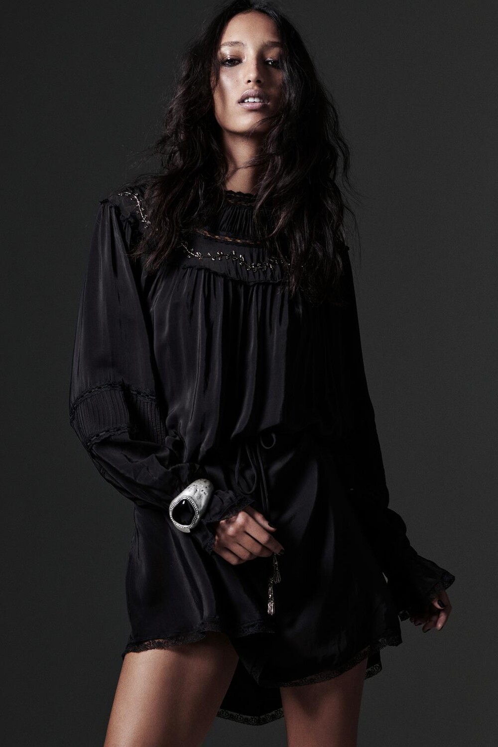 

Короткое платье с вышивкой ZARA, черный