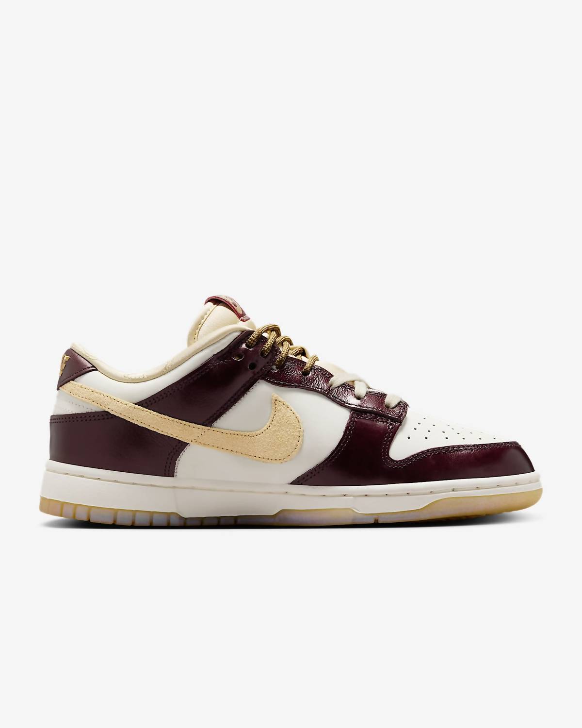 Женские кроссовки Dunk Low LX Year Of The Snake в цвете Sail/Burgundy Crush/Team Gold Nike