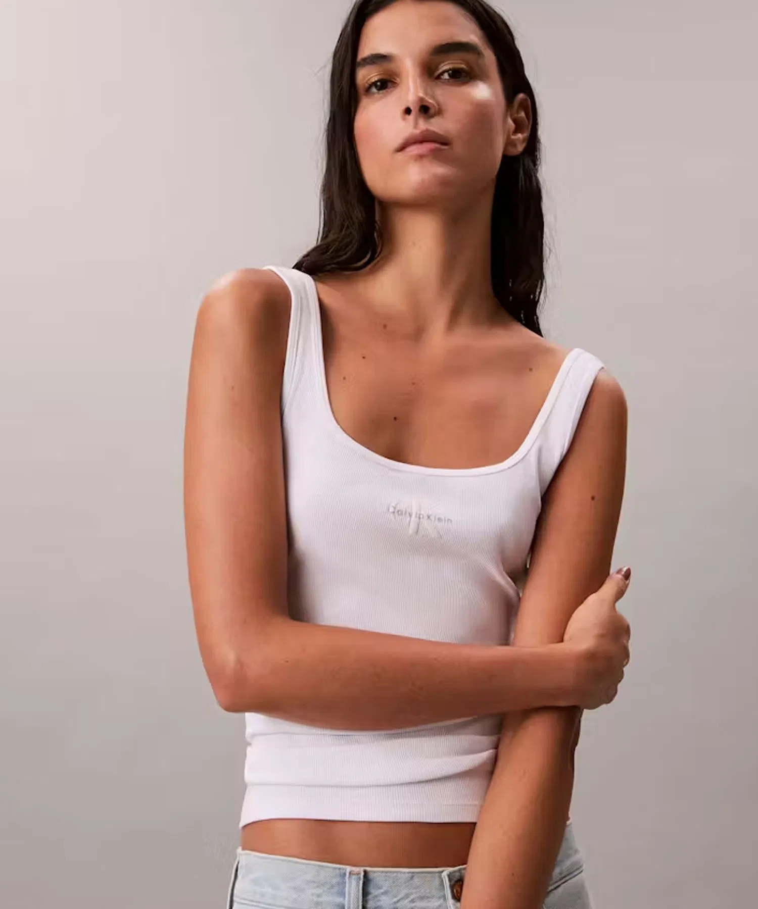 Calvin Klein MONOGRAM SCOOP NK RIB TANK Топ в рубчик, вырез-лодочка, квадратный вырез, коллекция Весна/Лето 2026 — фото 3