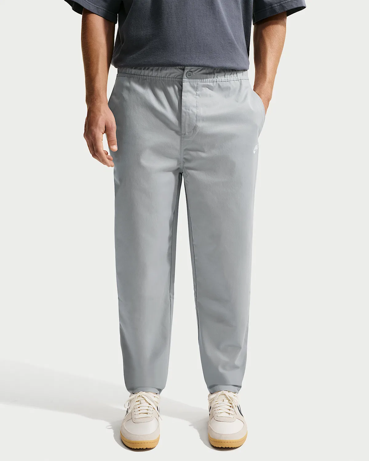 Мужские тканые зауженные брюки Nike Club, Light Smoke Grey/White — фото 2